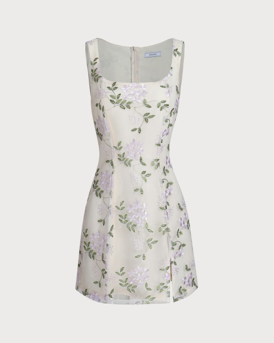 Vestido curto bege bordado com decote quadrado e fenda lateral