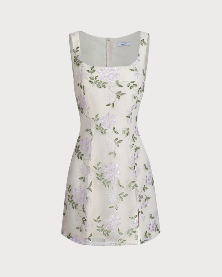 Vestido curto bege bordado com decote quadrado e fenda lateral