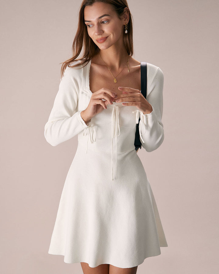 Vestido curto de malha branco com decote quadrado