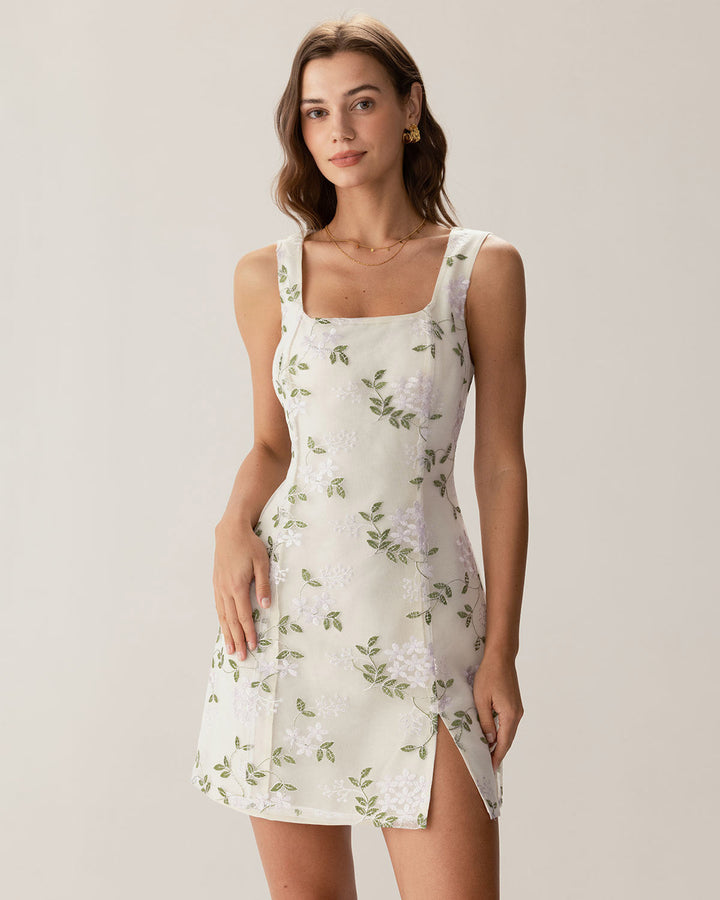 Vestido curto bege bordado com decote quadrado e fenda lateral