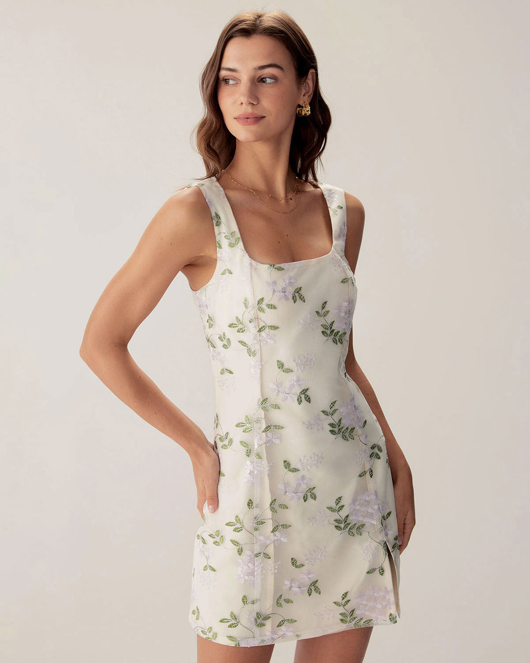 Vestido curto bege bordado com decote quadrado e fenda lateral