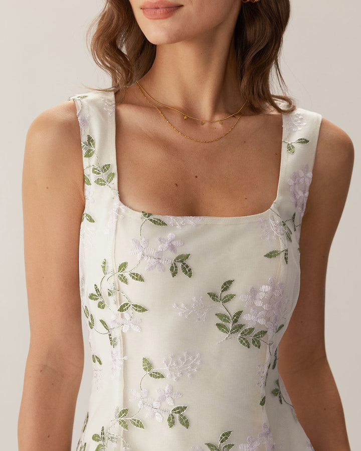 Vestido curto bege bordado com decote quadrado e fenda lateral