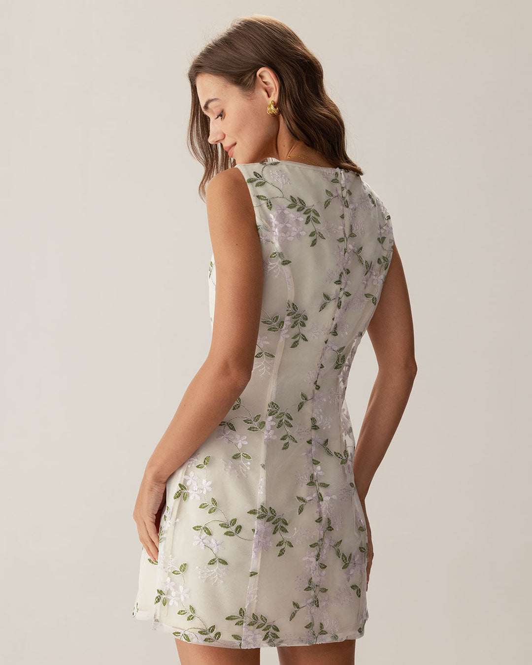 Vestido curto bege bordado com decote quadrado e fenda lateral