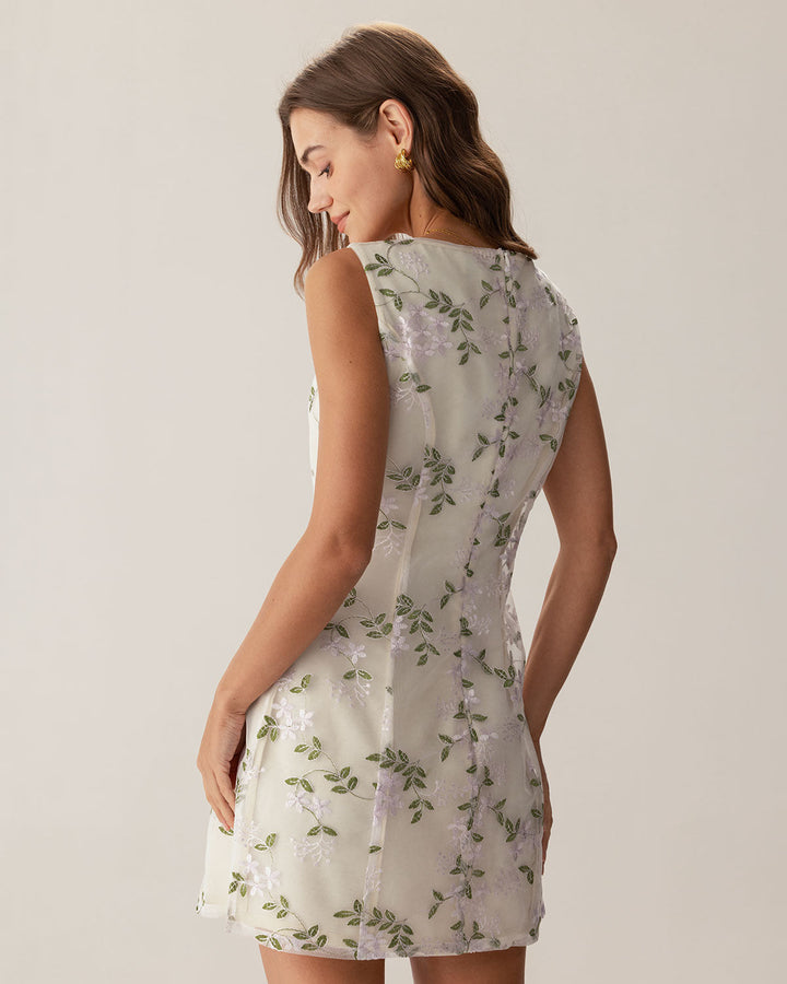 Vestido curto bege bordado com decote quadrado e fenda lateral