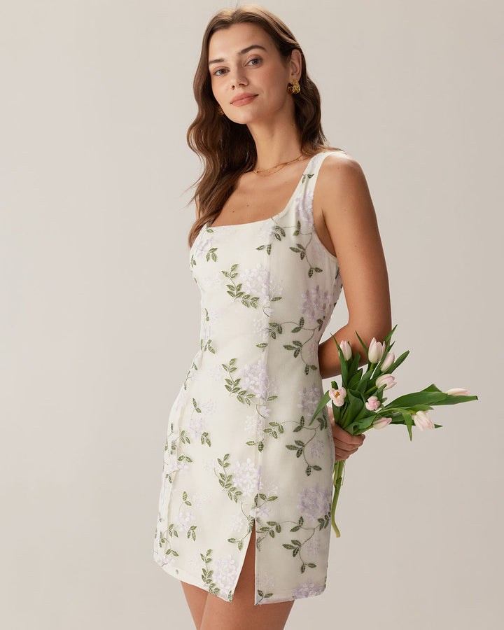 Vestido curto bege bordado com decote quadrado e fenda lateral