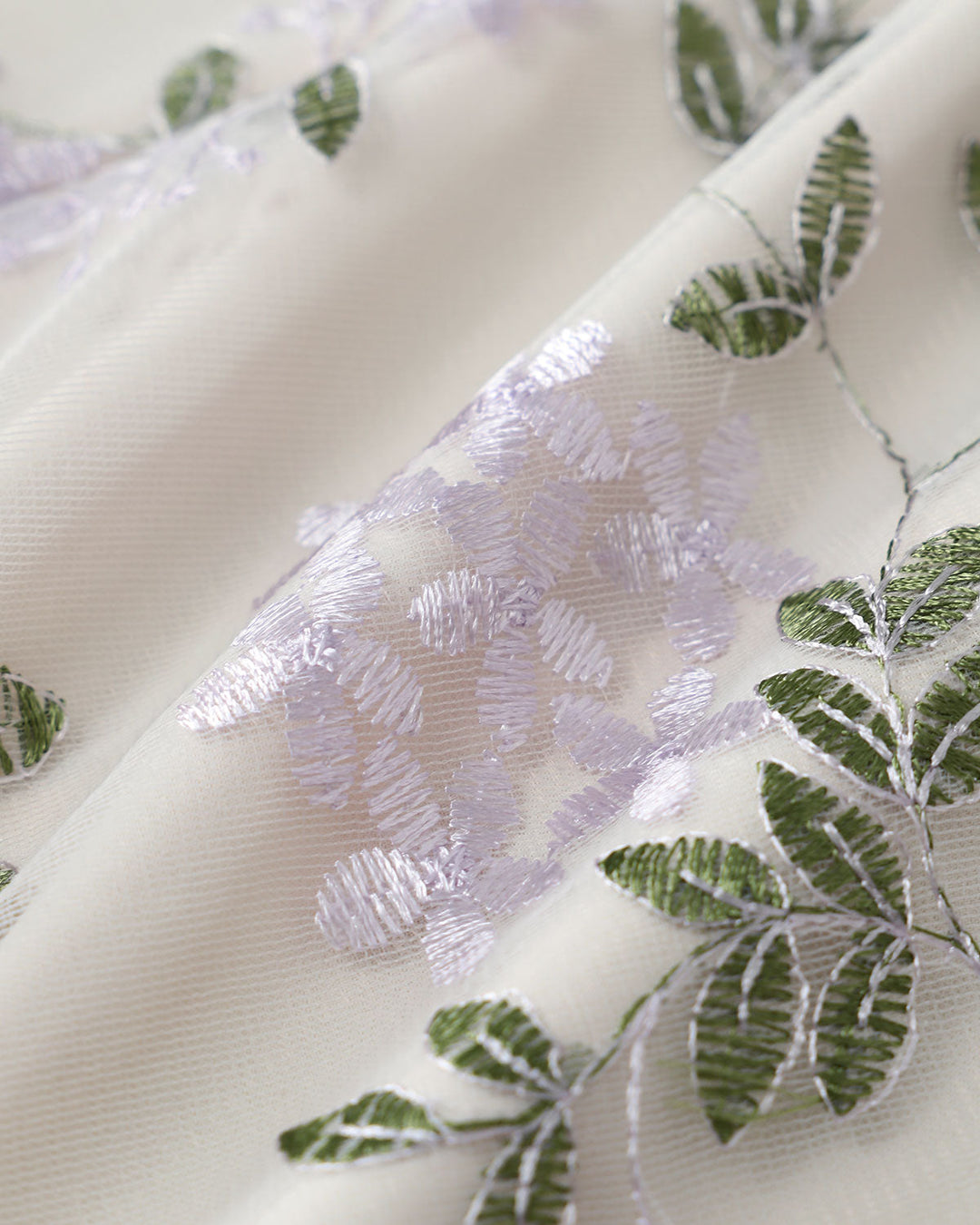 Vestido curto bege bordado com decote quadrado e fenda lateral