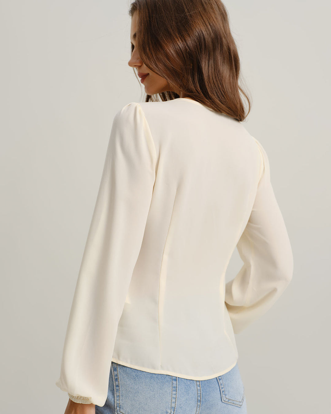 Blusa de renda alperce com decote em V e mangas lanterna