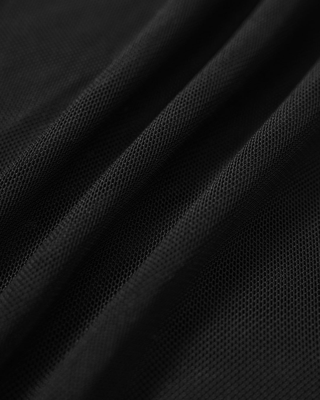 Saída de praia preta em malha rendada com franzidos - caimento suave e elegante