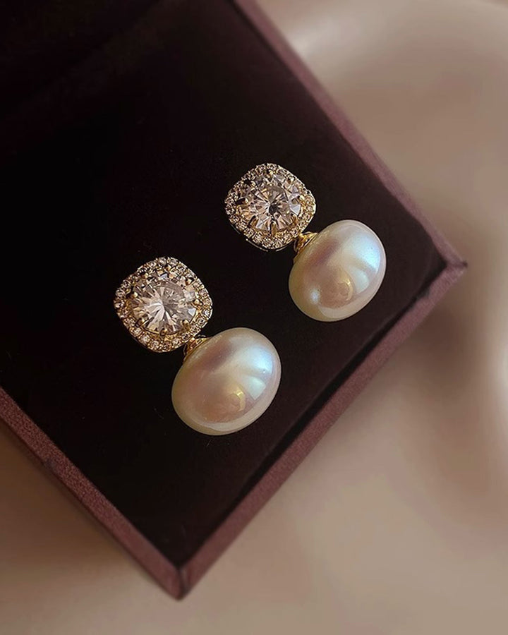 Brincos elegantes de tom off-white com brilho sutil