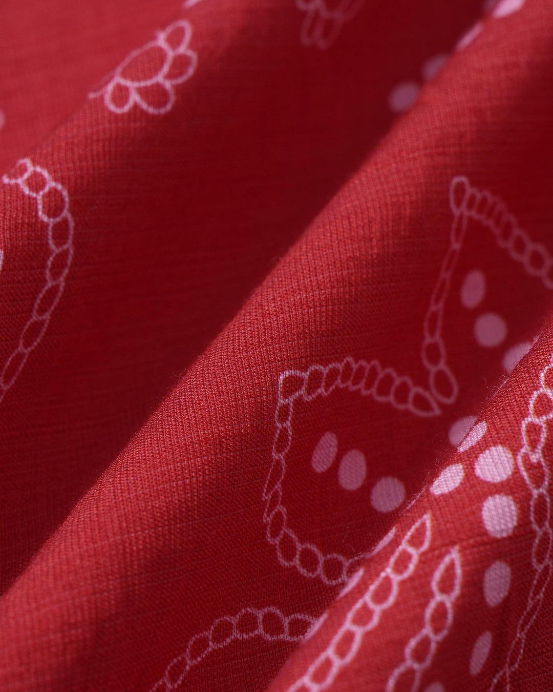 Vestido de praia vermelho beijado pelo sol com decote halterneck