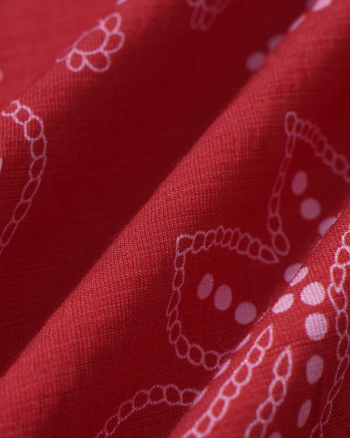 Vestido de praia vermelho beijado pelo sol com decote halterneck