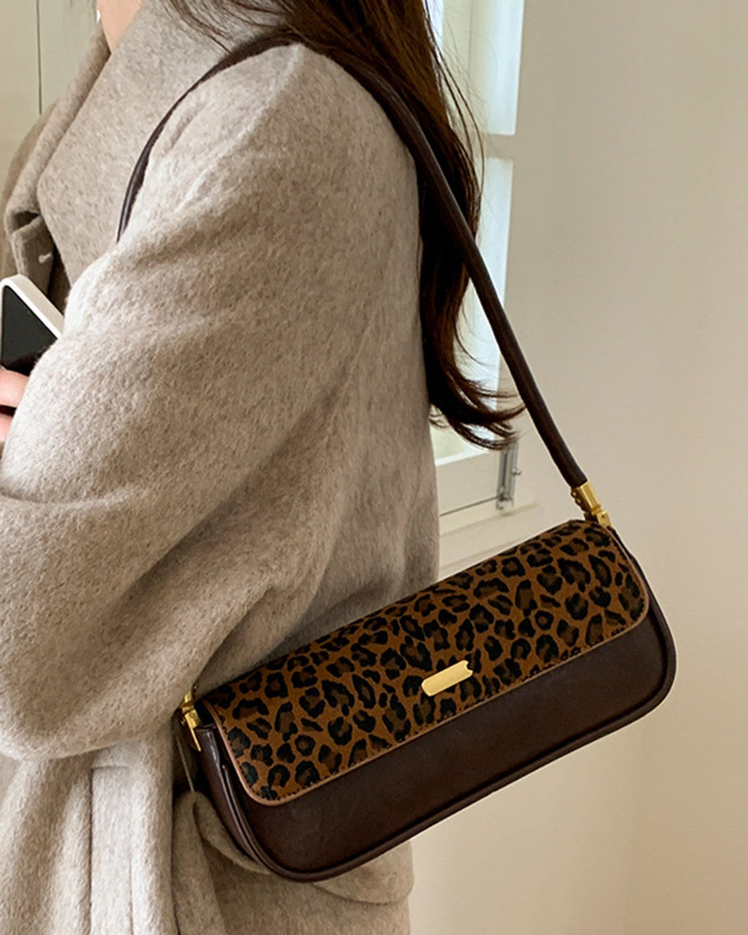 Bolsas de mão castanhas intemporais para o estilo do dia a dia