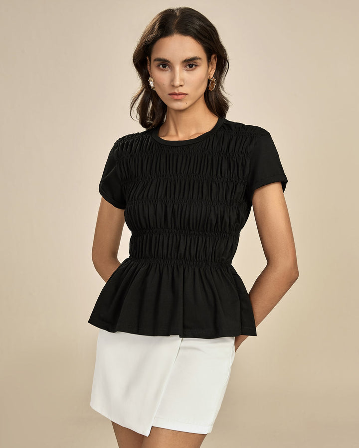 Camiseta preta com decote redondo franzido