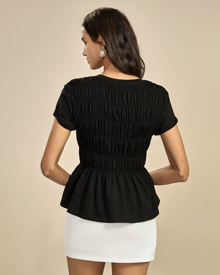 Camiseta preta com decote redondo franzido