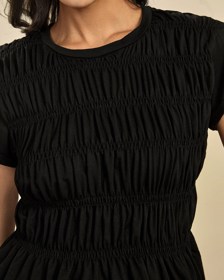 Camiseta preta com decote redondo franzido