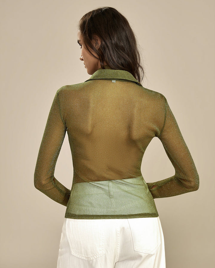 Camisa transparente com gola verde esmeralda