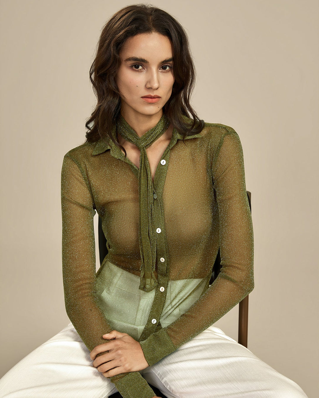 Camisa transparente com gola verde esmeralda