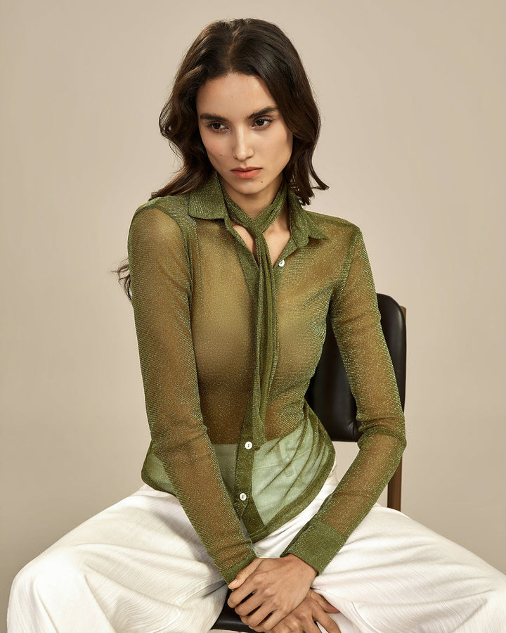 Camisa transparente com gola verde esmeralda