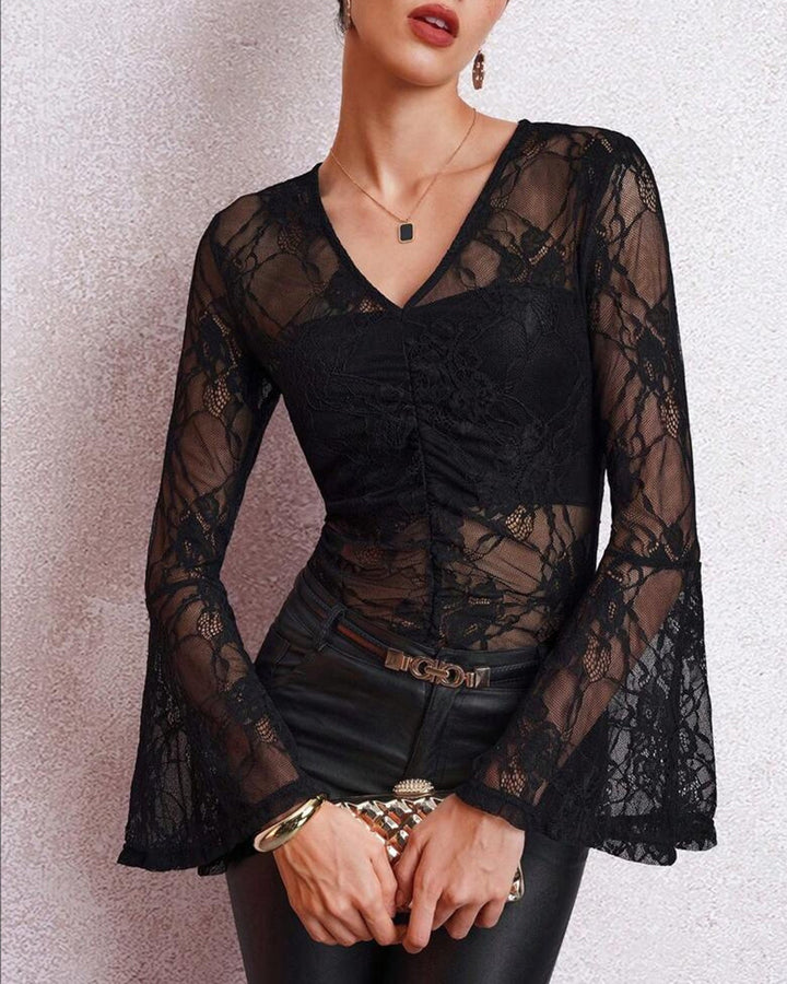 Camiseta preta de decote em V com textura floral