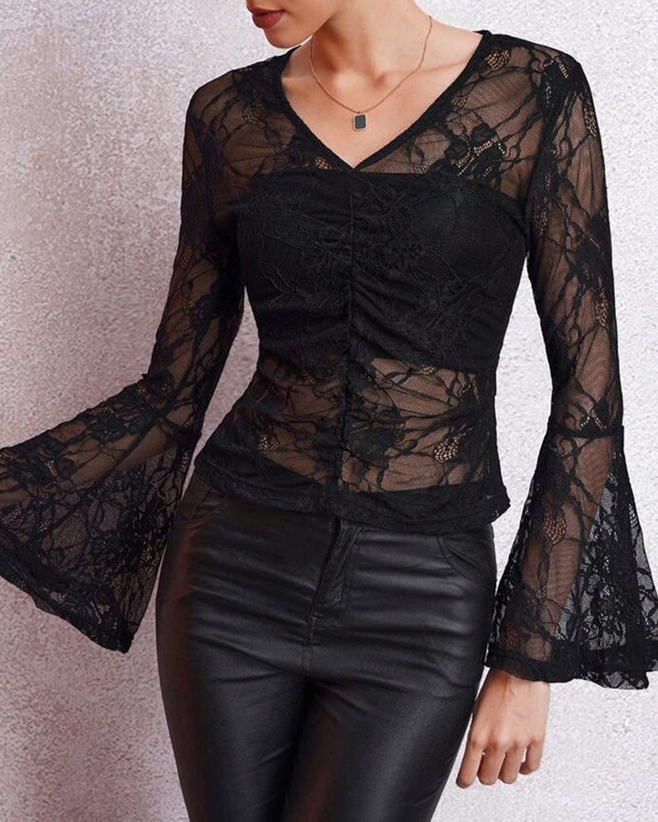 Camiseta preta de decote em V com textura floral