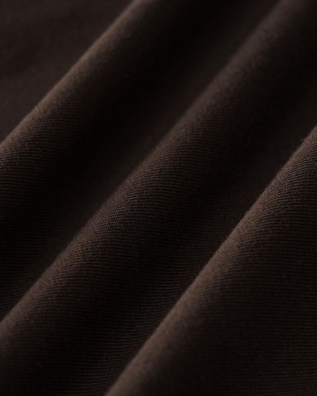 Vestido midi castanho chique com decote barco e mangas tipo cap