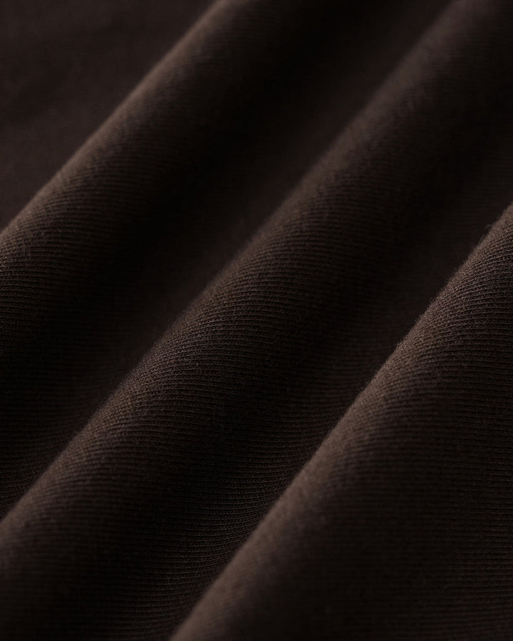 Vestido midi castanho chique com decote barco e mangas tipo cap