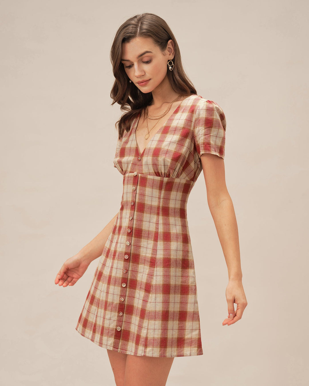 Vestido mini de xadrez vermelho com decote em V - atrevido, festivo e chique