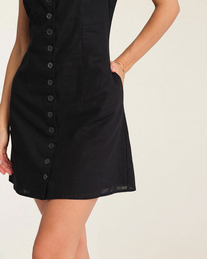 Vestido curto preto chique com botões na frente e decote quadrado