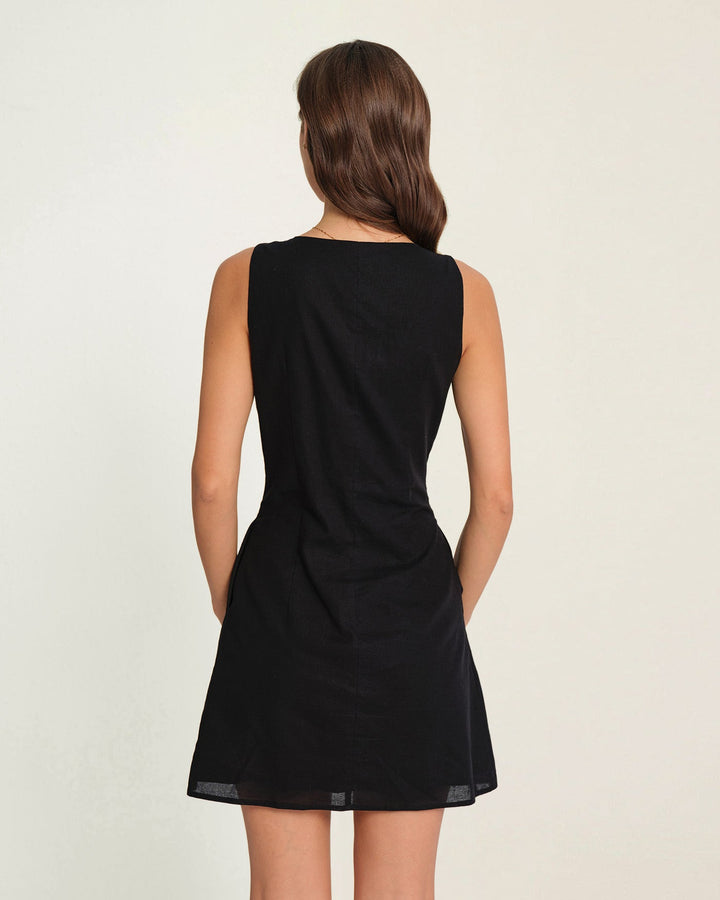 Vestido curto preto chique com botões na frente e decote quadrado