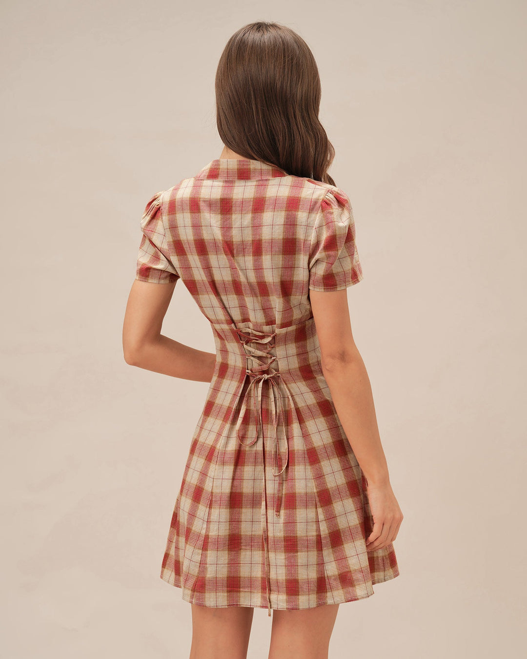 Vestido mini de xadrez vermelho com decote em V - atrevido, festivo e chique