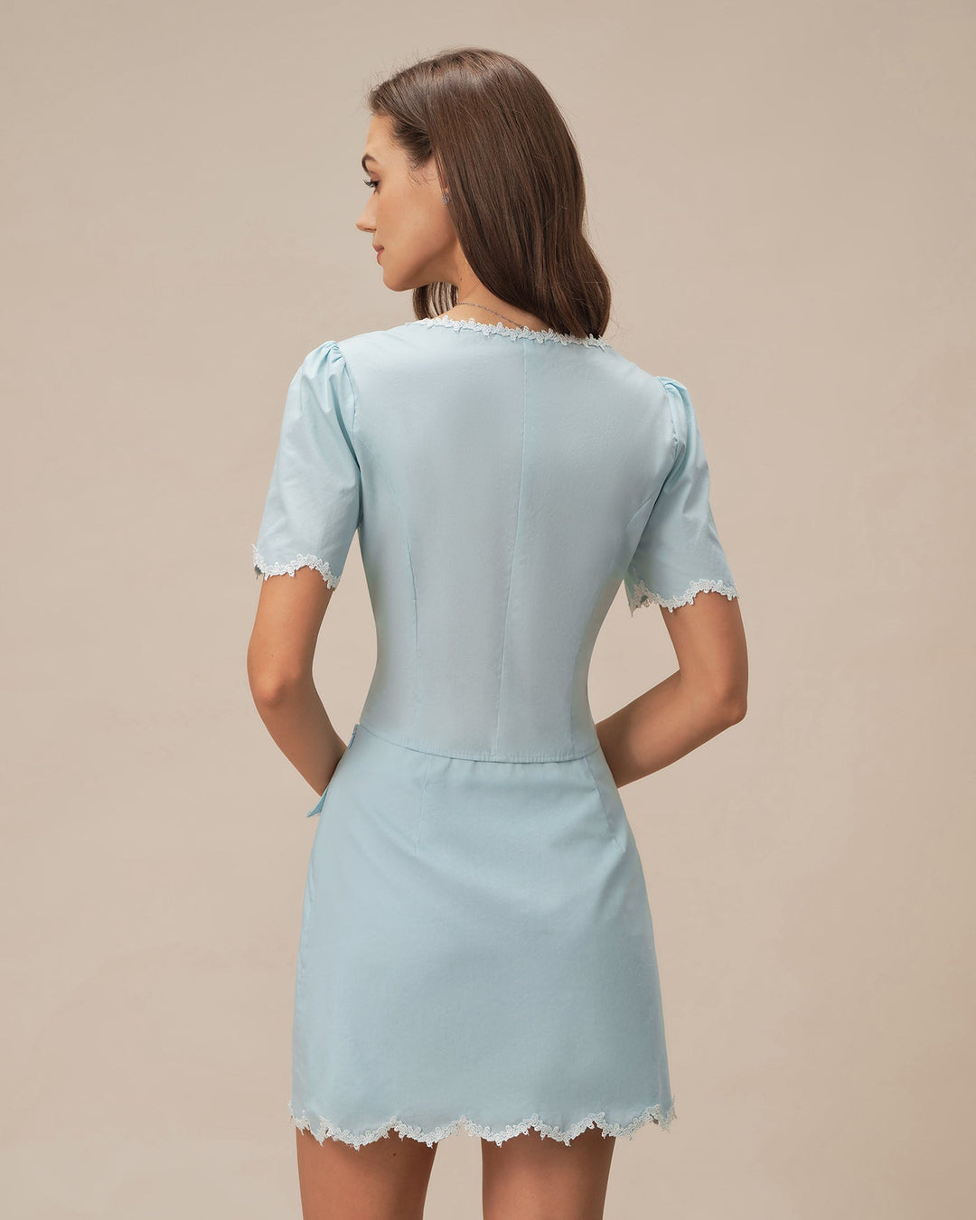 Camisa rendada azul-claro com botões frontais e decote quadrado