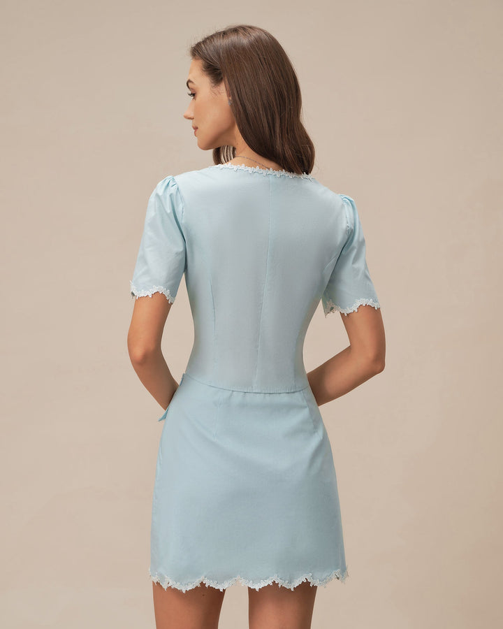 Camisa rendada azul-claro com botões frontais e decote quadrado