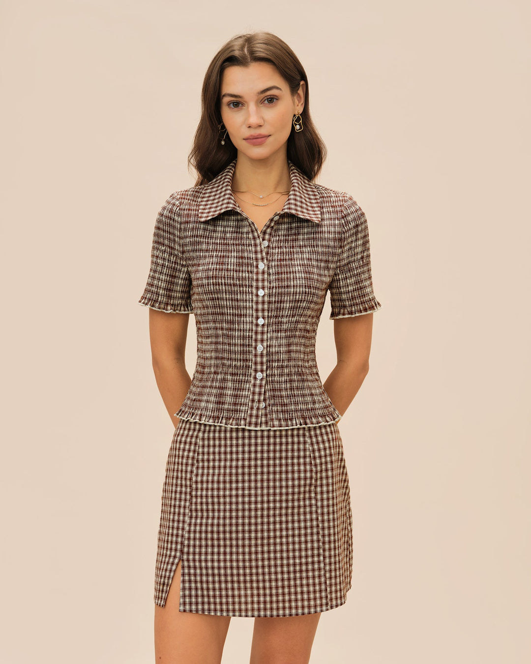 Blusa xadrez marrom com gola e botões na frente