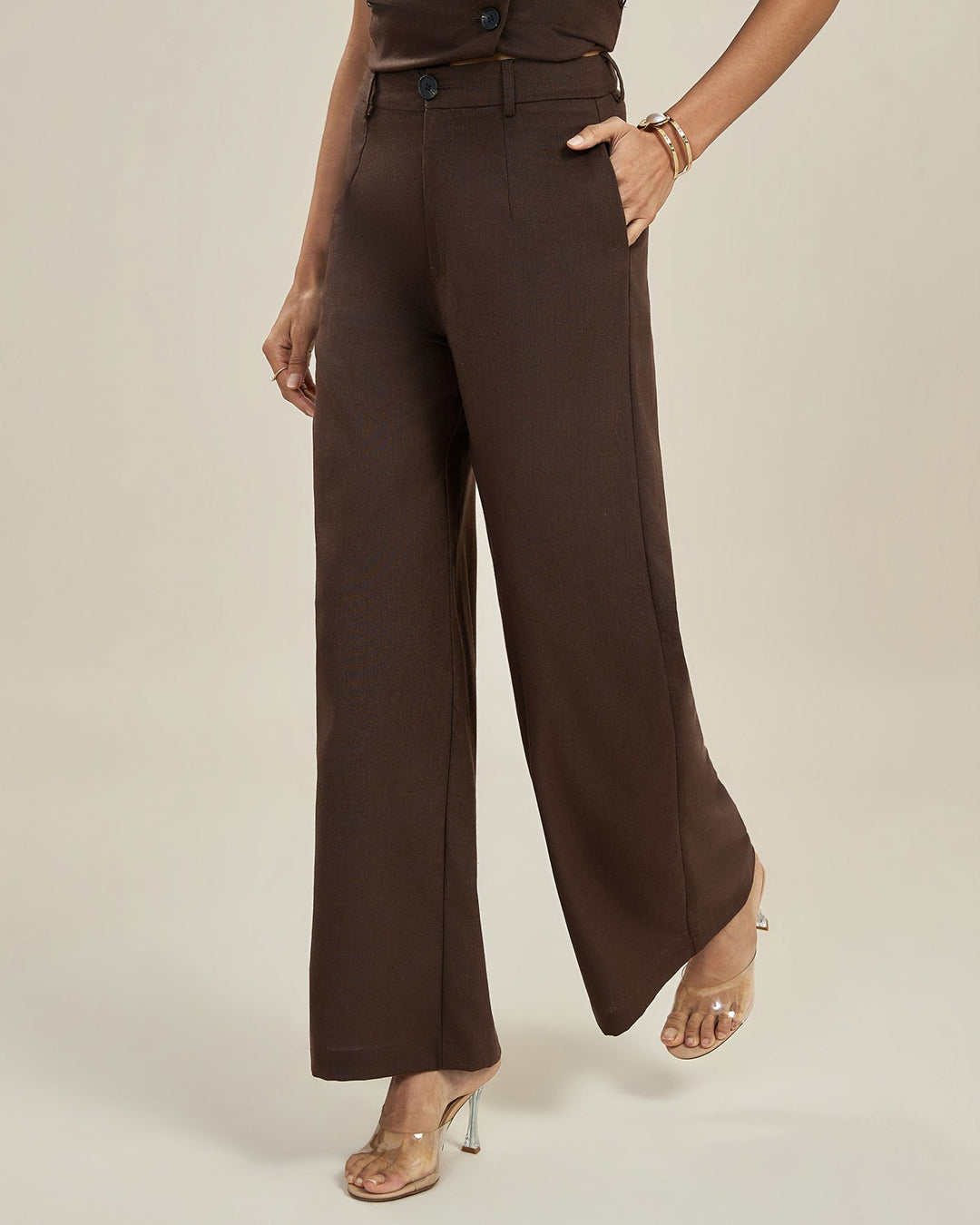 Calças casuais de cor café com bolsos de botão