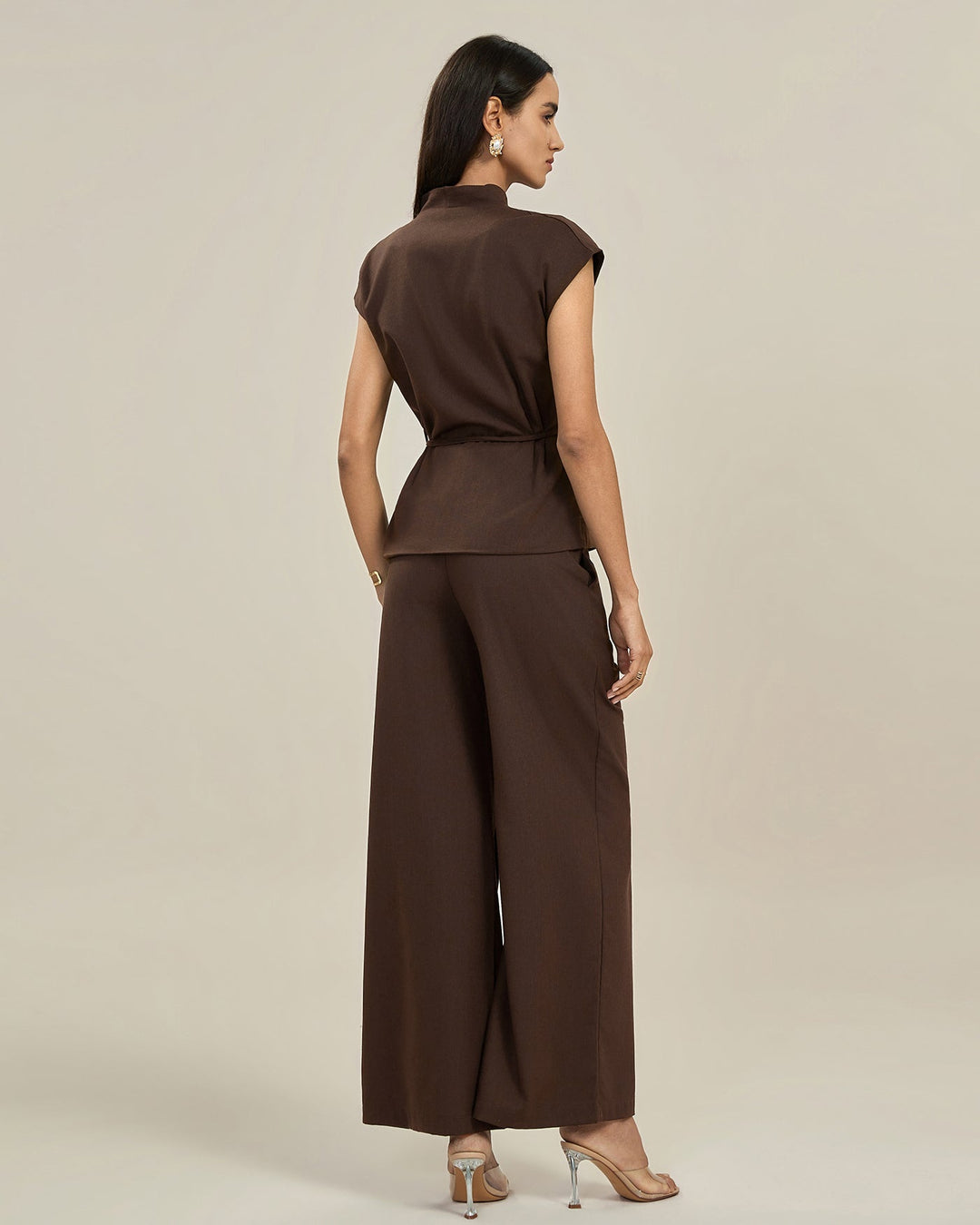 Calças casuais de cor café com bolsos de botão