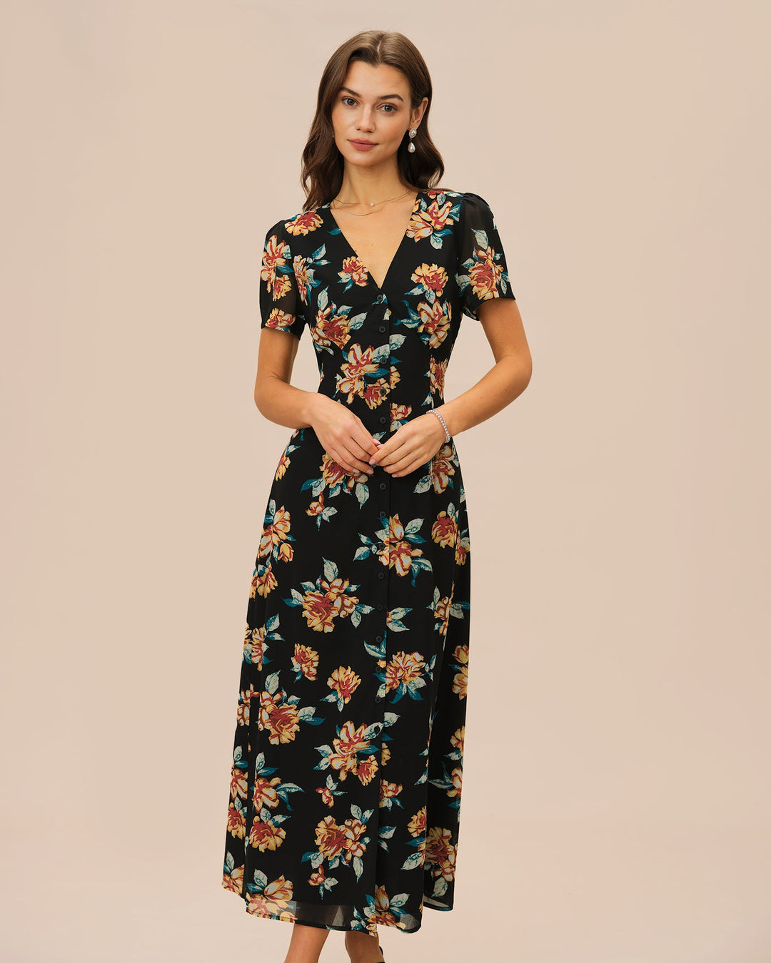 Vestido longo preto com estampa floral, decote em V e detalhe de botões frontais.