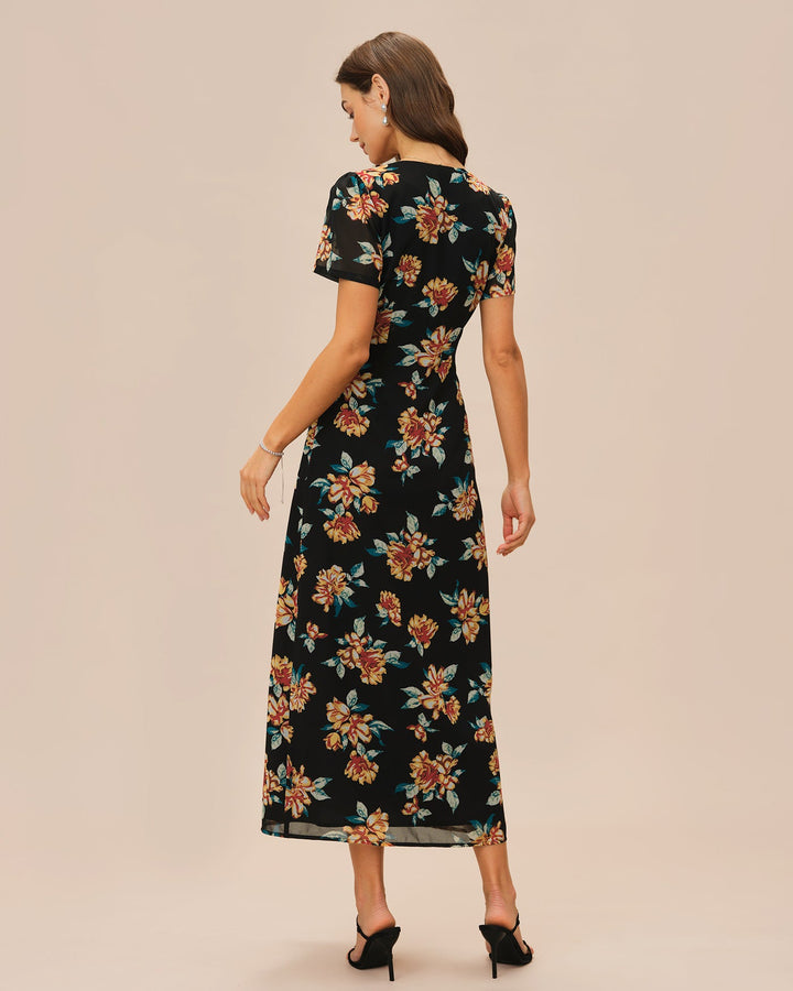 Vestido longo preto com estampa floral, decote em V e detalhe de botões frontais.