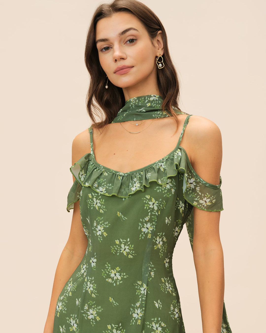 Vestido longo verde esmeralda com decote em V, franzidos e estampa floral - caimento fluido e elegante