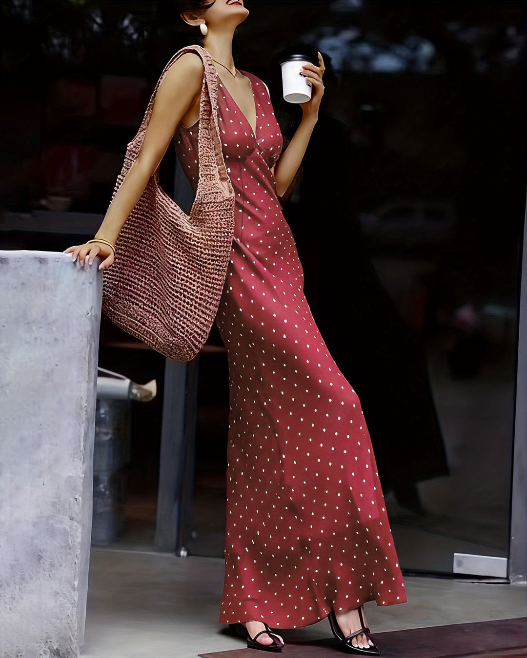 Vestido longo sem mangas de bolinhas vermelho-vinho — elegante e favorecedor