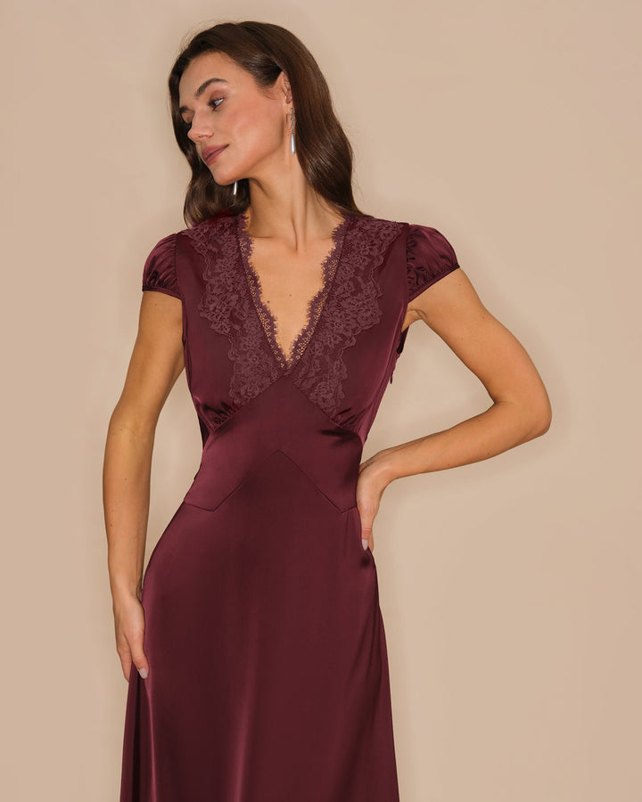 Vestido longo rendado com decote em V de cor vermelho-vinho — vestido de gala elegante