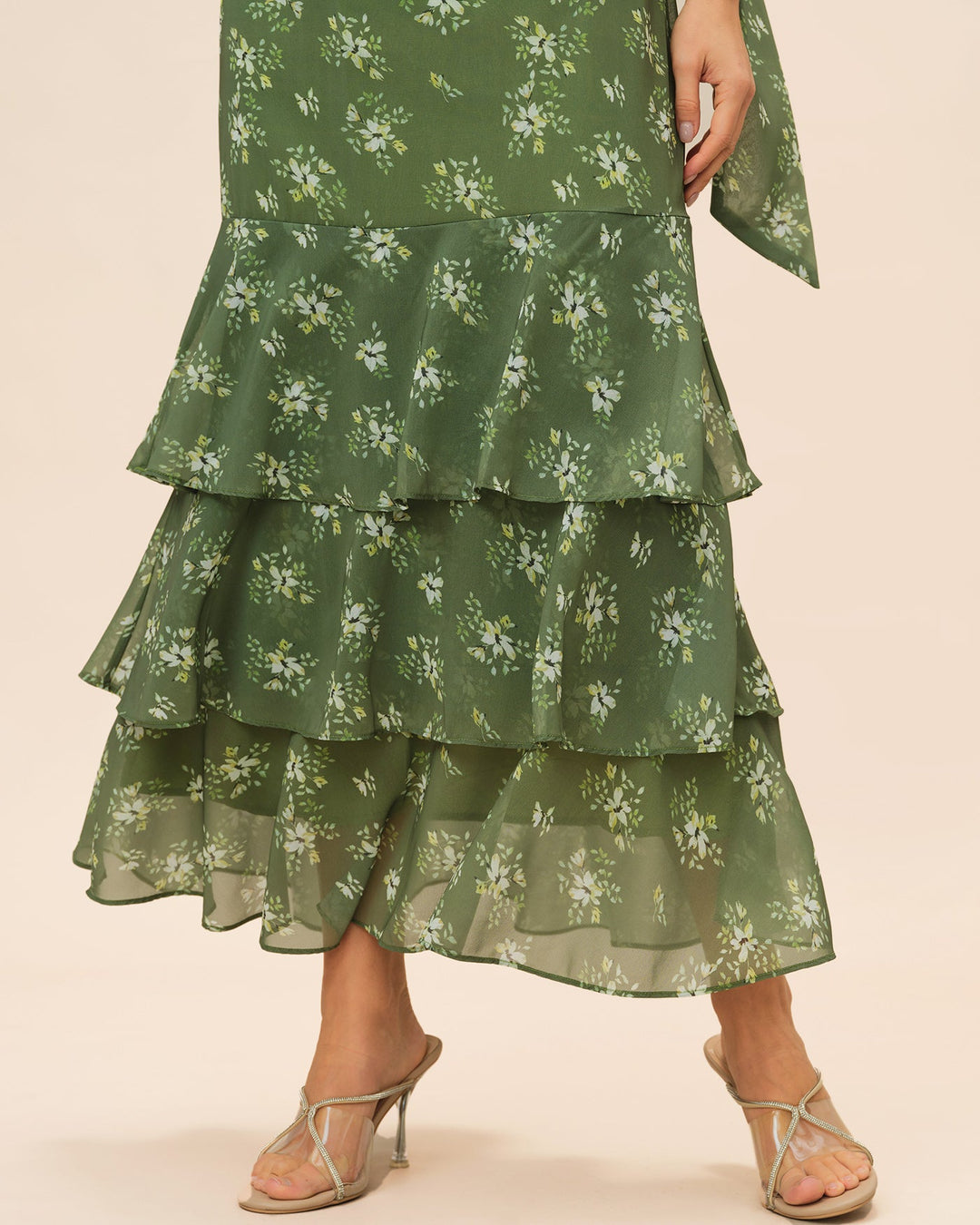 Vestido longo verde esmeralda com decote em V, franzidos e estampa floral - caimento fluido e elegante