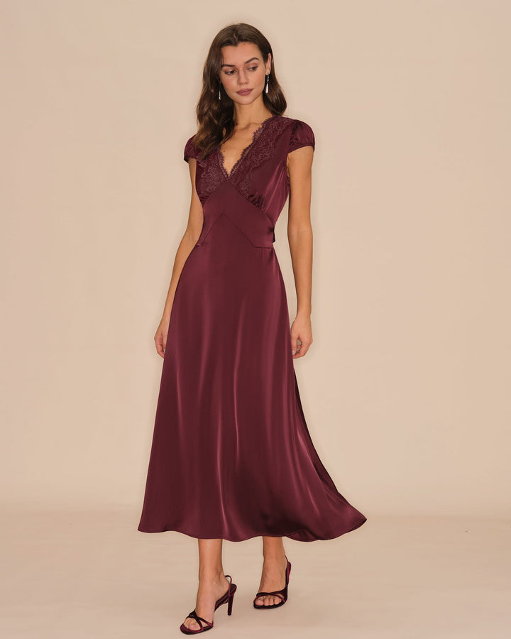 Vestido longo rendado com decote em V de cor vermelho-vinho — vestido de gala elegante