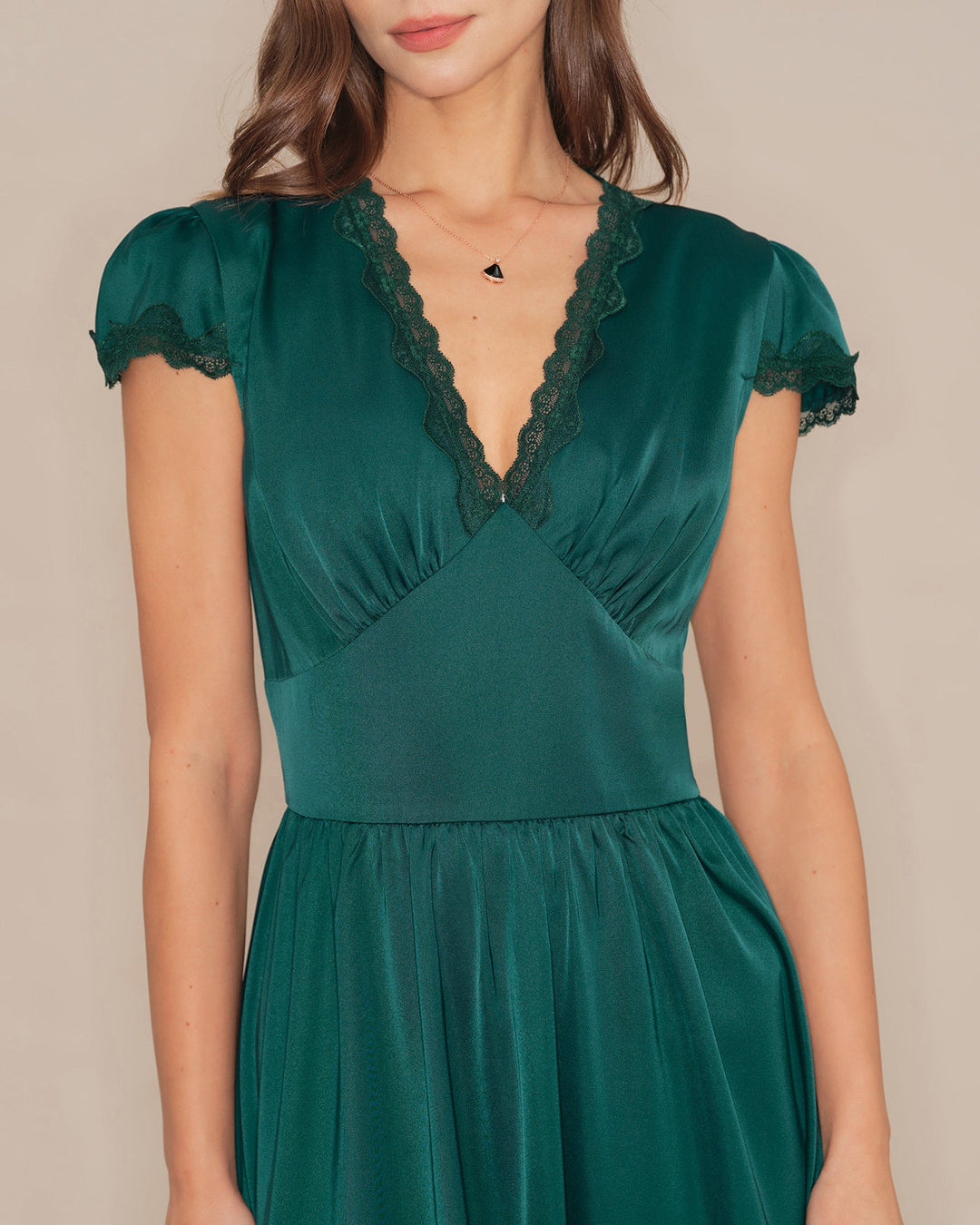 Vestido Maxi de Renda Verde Esmeralda com Decote em V