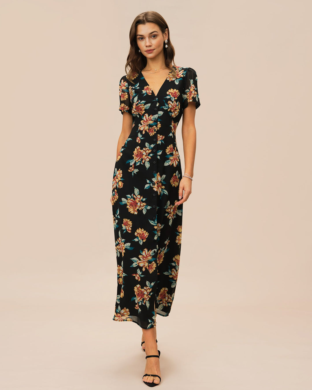 Vestido longo preto com estampa floral, decote em V e detalhe de botões frontais.