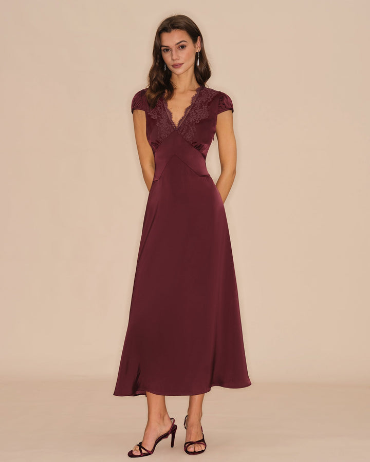 Vestido longo rendado com decote em V de cor vermelho-vinho — vestido de gala elegante