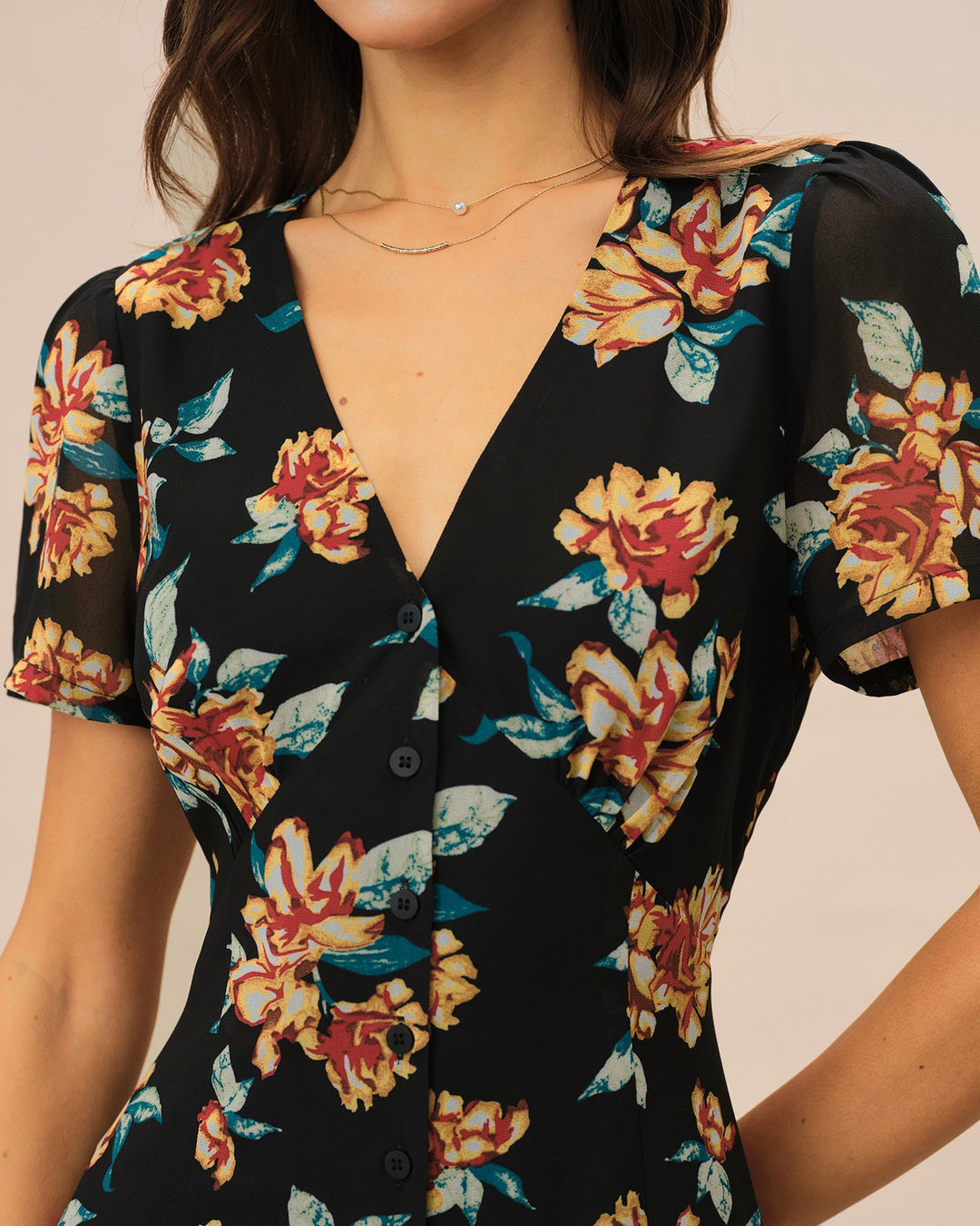 Vestido longo preto com estampa floral, decote em V e detalhe de botões frontais.
