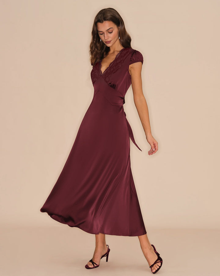 Vestido longo rendado com decote em V de cor vermelho-vinho — vestido de gala elegante
