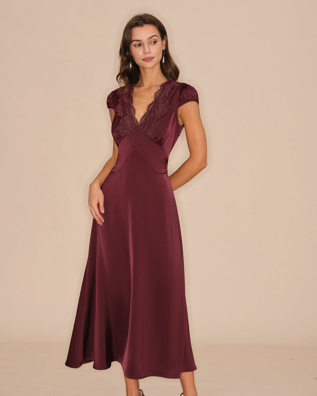 Vestido longo rendado com decote em V de cor vermelho-vinho — vestido de gala elegante