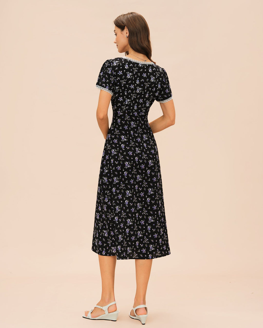 Vestido midi preto com renda floral e decote em V elegante