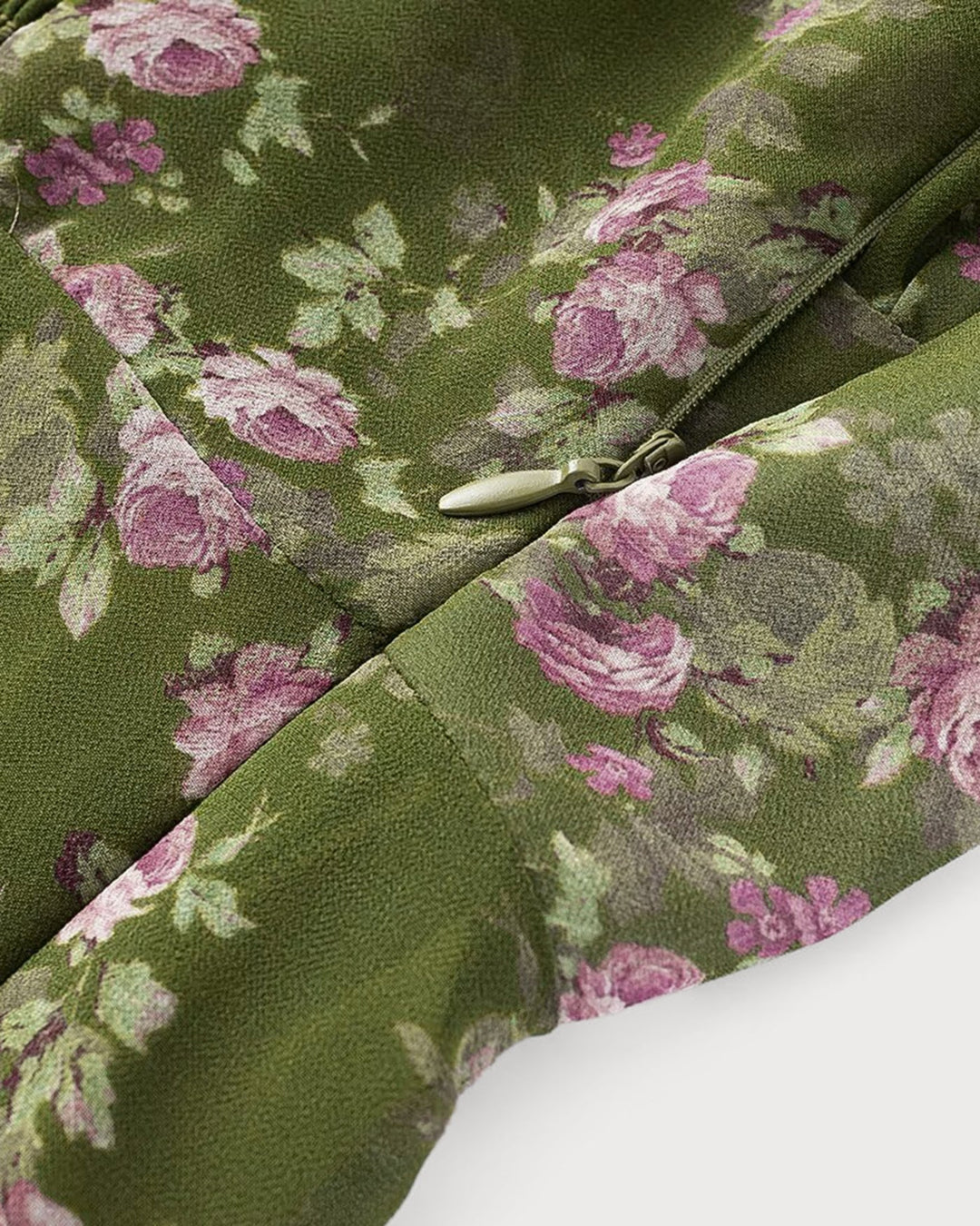 Vestido midi verde com estampa floral franzido, estilo slip – caimento fluido, elegância sem esforço